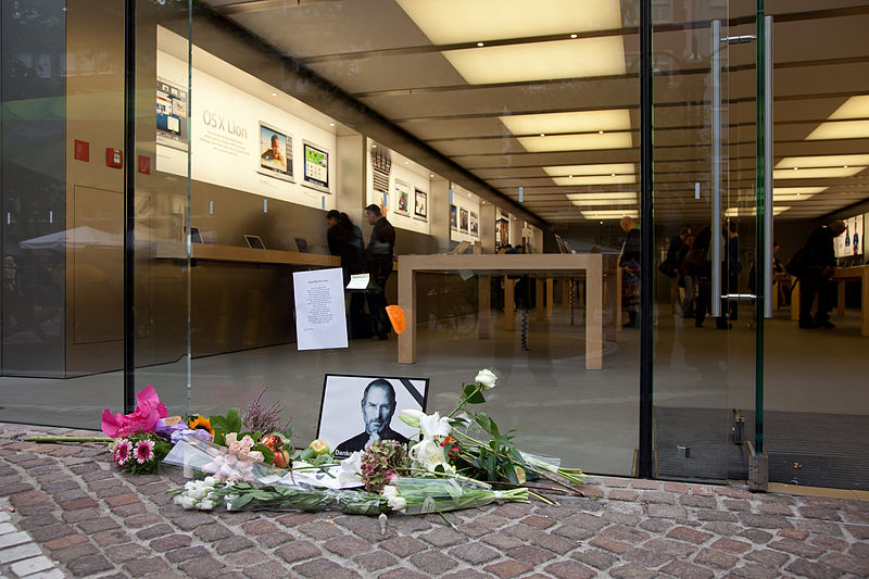  - 800px-Apple_Store_Frankfurt_after_death_of_Steve_Jobs